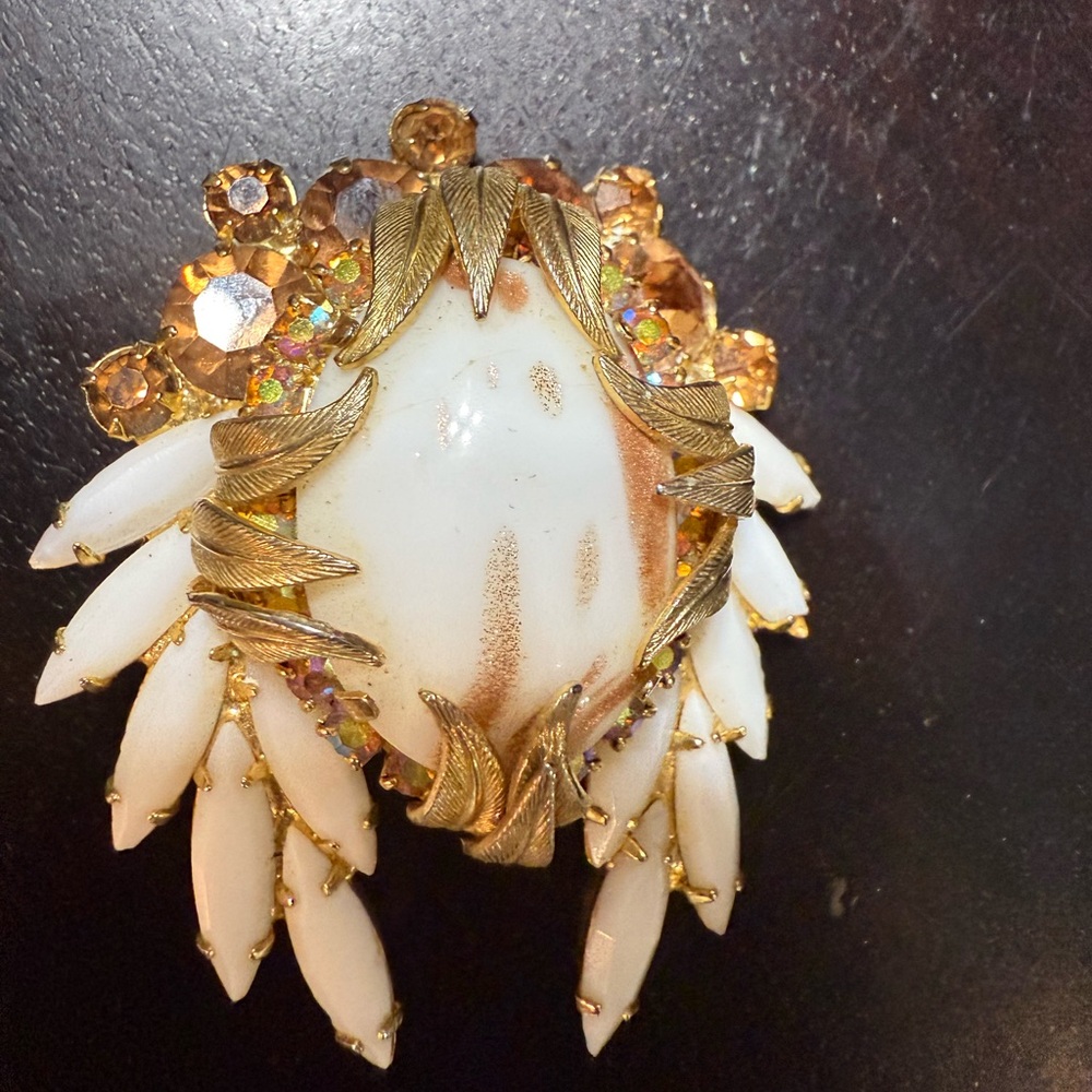 Vintage 60s Juliana jewelry Gold copper‎ fluss milk glass Brooch